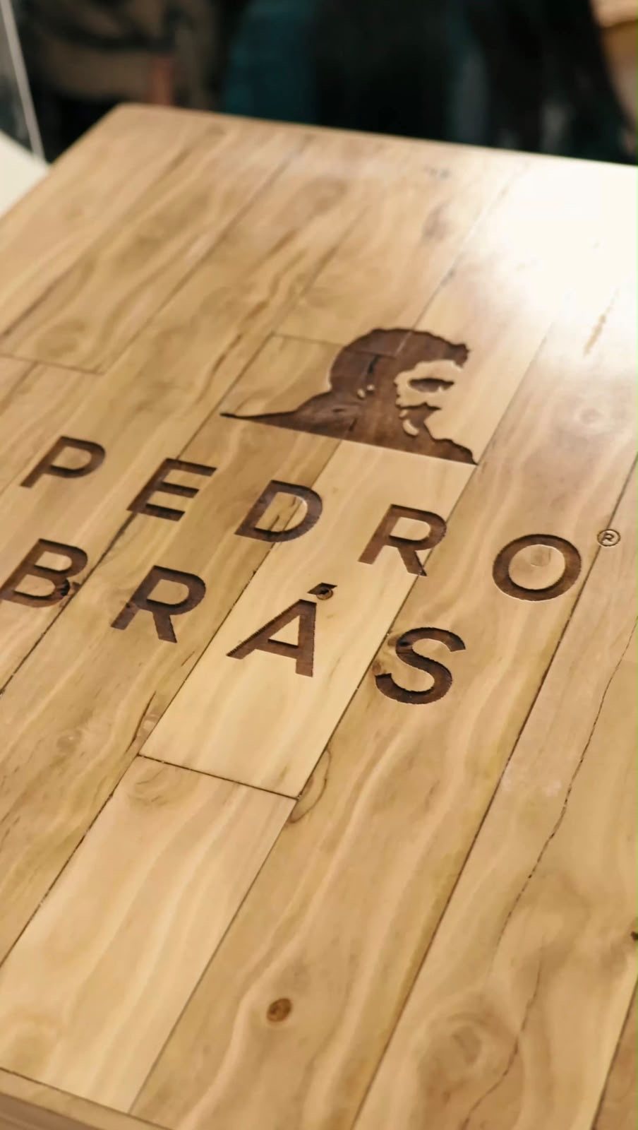 A caixa de madeira com a marca Pedro Brás